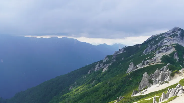 怪石嶙峋的燕岳山頭