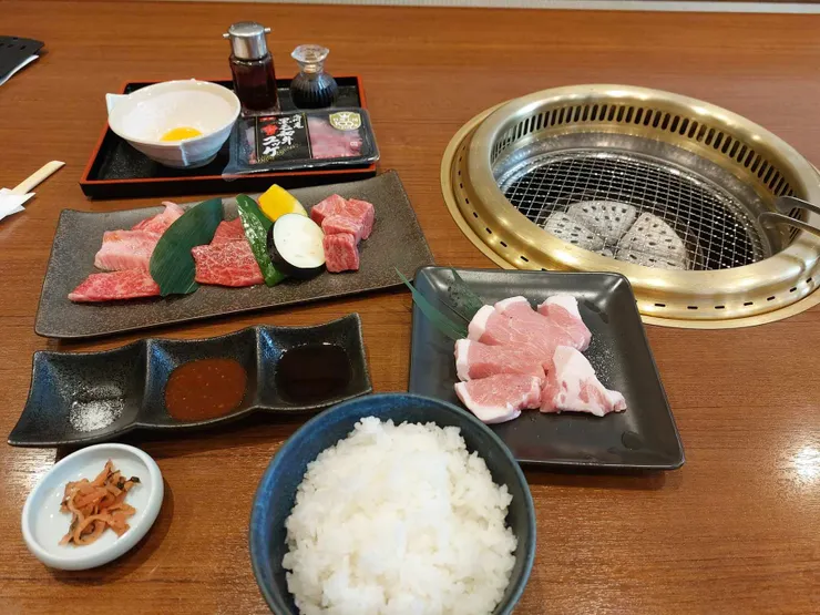 這是我總共點的，雖然只有兩到三盤，價格約5500日幣，但其實份量相當足夠，我總共配了兩大碗白飯，非常滿足