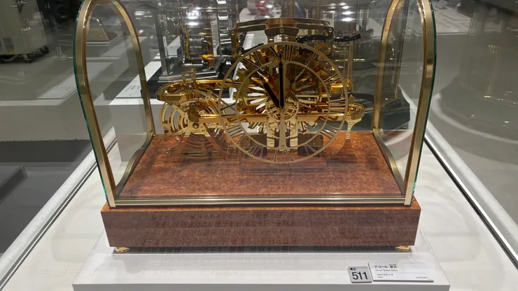 有鋼珠在上面滾動的浮誇桌鐘。