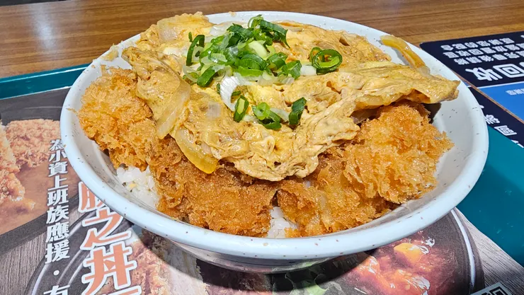 鮮五丼的炸魚肉丼飯好吃大碗又便宜!