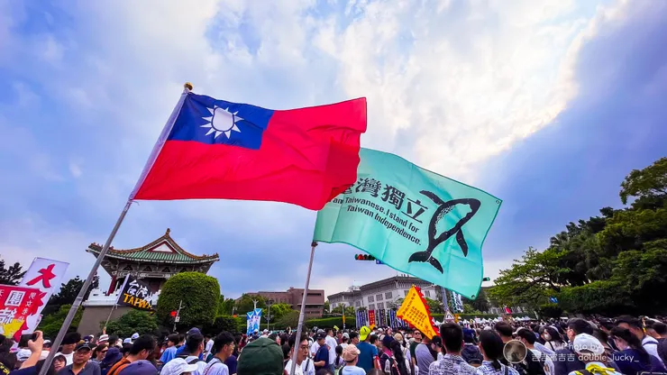 青天白日不能染上滿地紅，珍惜這片自由的山海綠，疼惜善良的人民和美麗的島嶼  419反共大集合，照片來源：threads.com/@double_lucky_