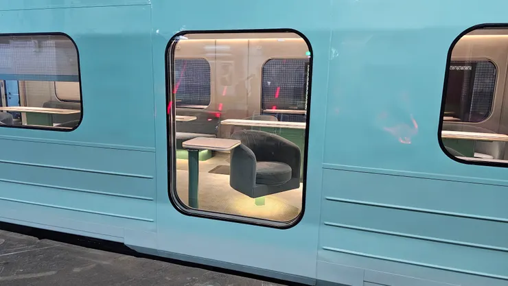 海風號的這個獨立單人座位是VVVVVVIP座位!一個人獨佔那麼大片的落地窗!