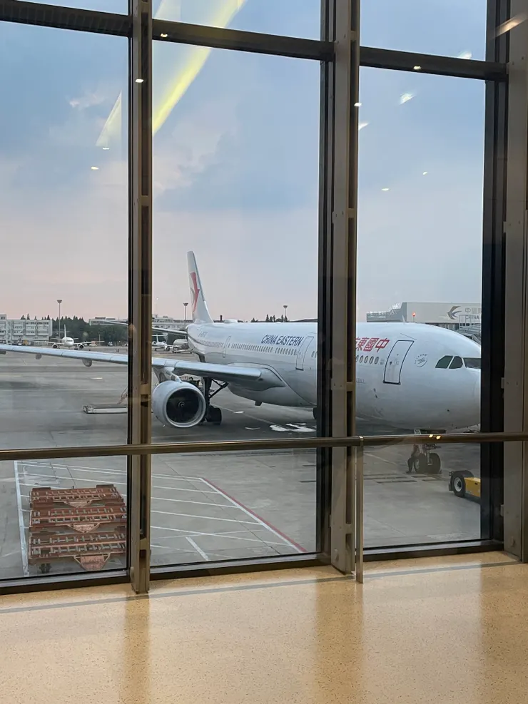 還有隔壁的一架中國東方航空A330，飛台灣的話MU5097/5098（松山）和MU5005/5006、MU5007/5008（桃園）應該都是使用這個機型。