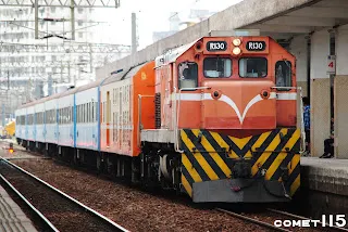 柴電牽引的區間車經過還在地上的鳳山站