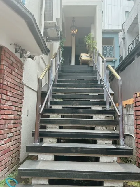 通往二樓店舖的入口