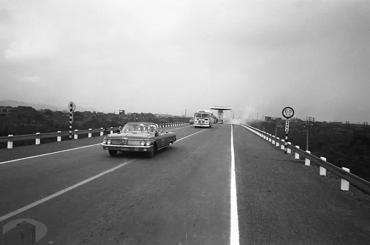 圖4 公路局金馬號行駛於麥克阿瑟公路 案名:1964農復會照片 檔號:0053/0011/1 來源機關:行政院新聞局 管有機關:國家發展委員會檔案管理局