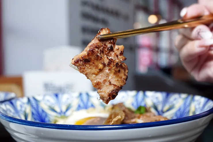 高雄楠梓智勝所香港餐廳:香港簡餐,道地港味一吃就愛上!麻辣肉