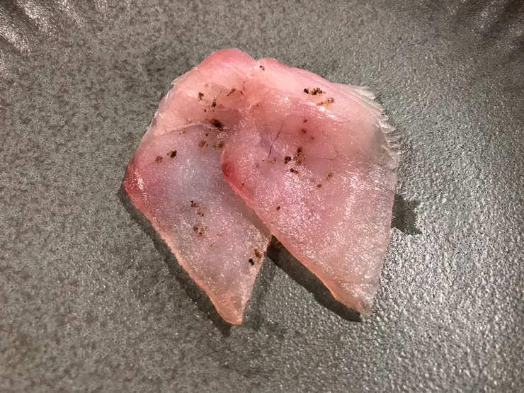 蔭鹽花躺在油脂豐富的黑嘉鱲生魚片上