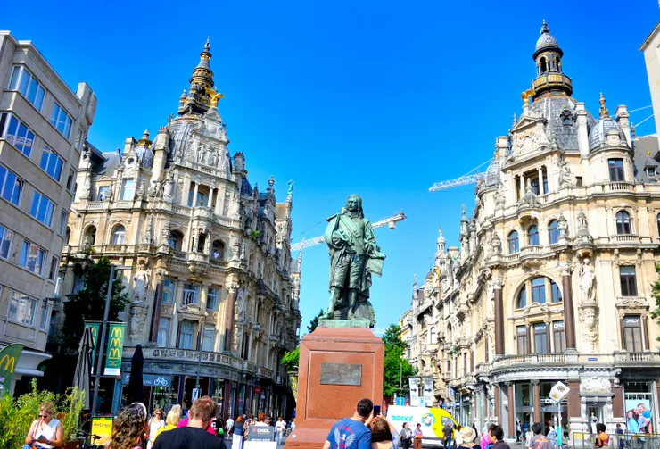 【梅爾街新古典歌德巴洛克建築風，徜徉購物舒爽甚街頭表演看不完！中間是大衛‧特尼爾斯二世(David Teniers the Younger)青銅雕像，多才多藝的他是佛蘭芒巴洛克畫家、版畫師、繪圖員、微型畫家、抄寫員和藝術策展人。】