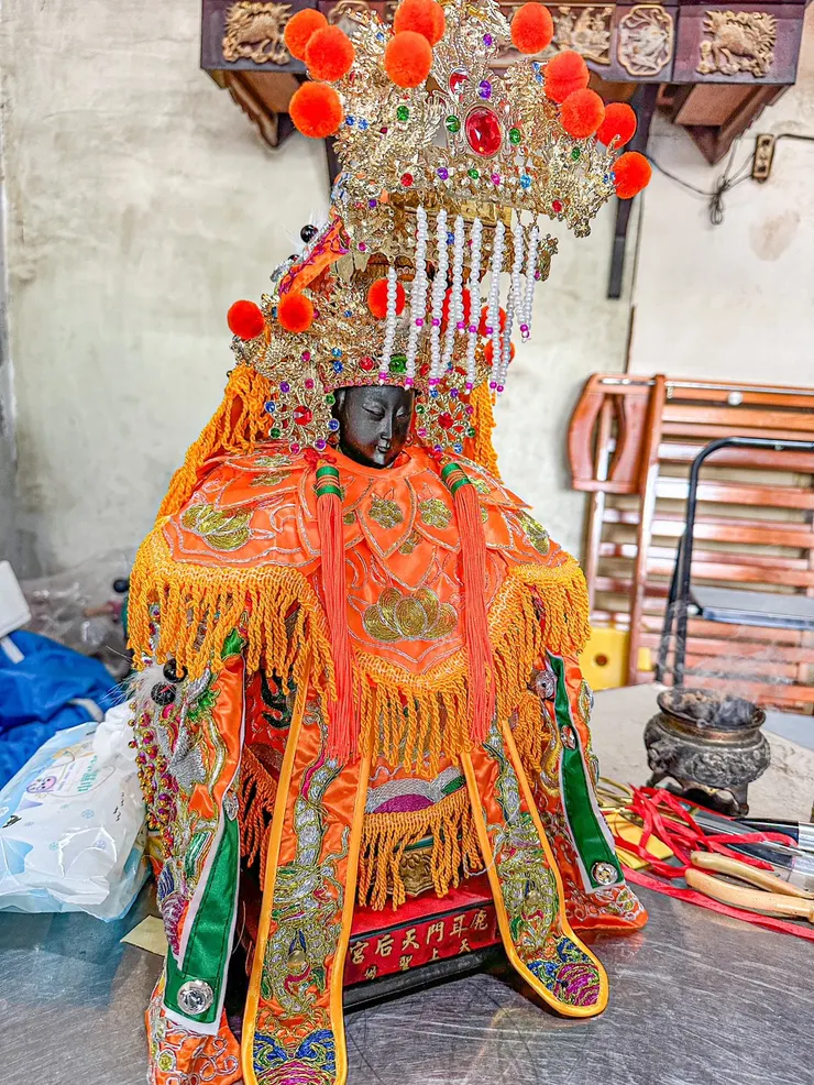 龍益行｜台南佛具店・金紙店・宗教百貨・神主牌雕刻・拜拜用品 專精 神主牌雕刻與祖先牌位製作，提供佛具、金紙、神桌、拜拜用品等完整祭祀用品。 服務包含：擇日安神位、安祖先、神桌安裝、神明換新衣到府服務，並支援 外縣市宅配，讓您安心完成祭祀。