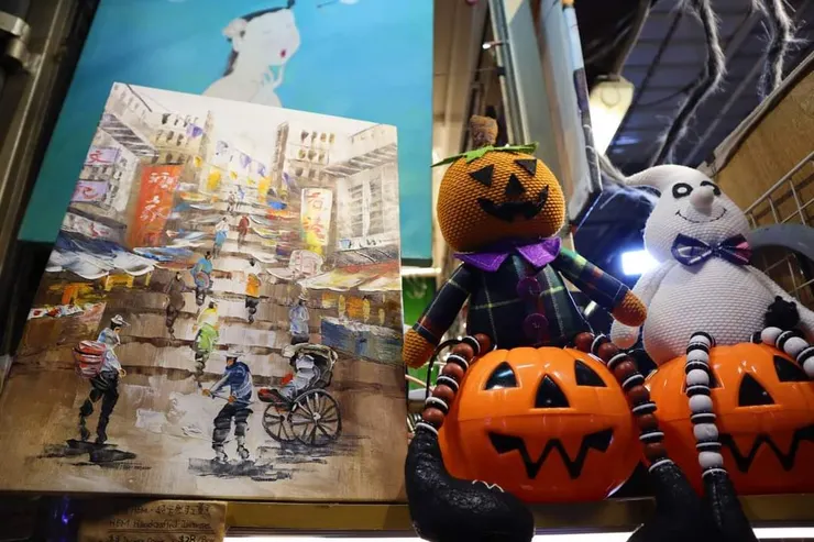 半山石板階梯的懷舊氛圍與隨著節慶變化的應景商品