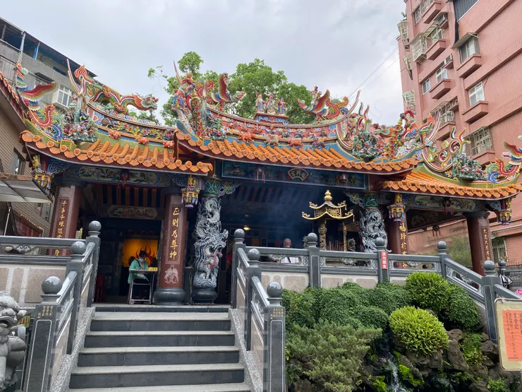 歷史建築景美福興宮，是地方信仰中心，也是十分分庄開拓的歷史見証