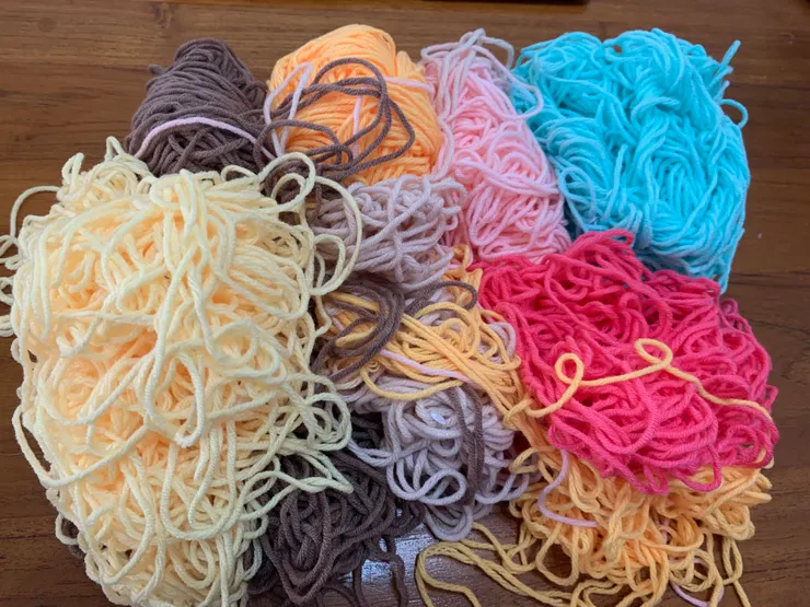 一顆15~20元的牛奶棉。小孩自動自發地說要幫忙整理毛線,能說不嗎?整理完就變這樣了。