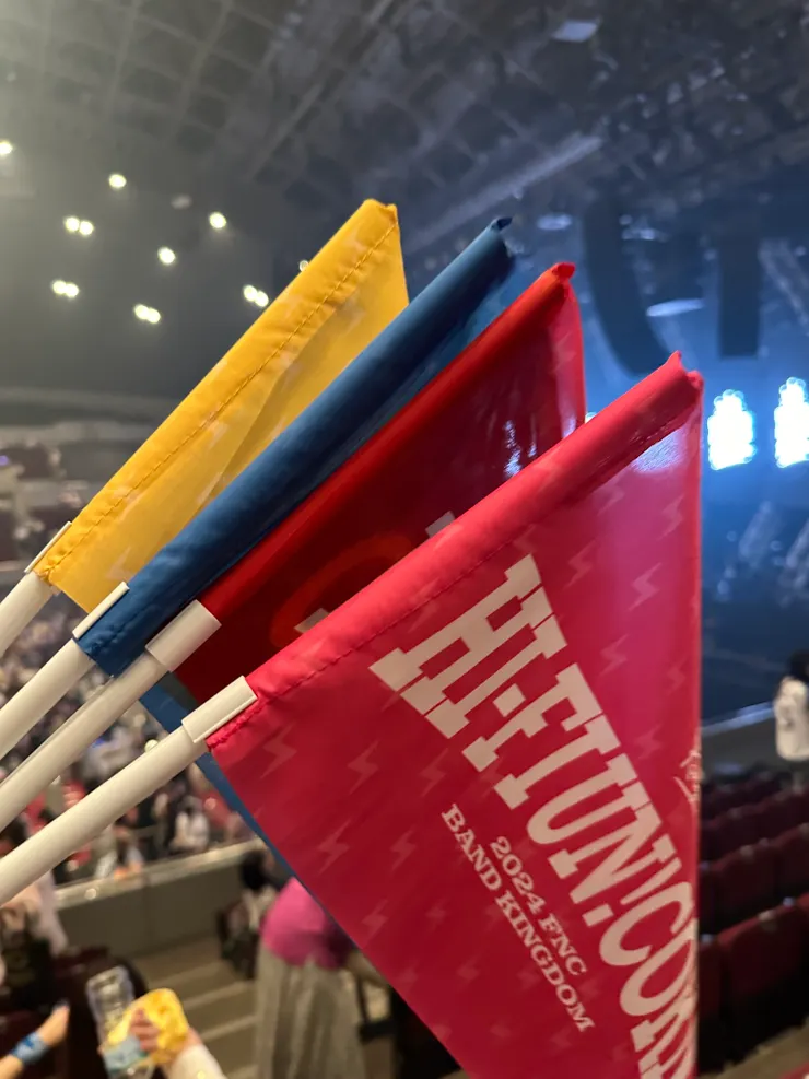 第二天開心地買下大家的旗子：）