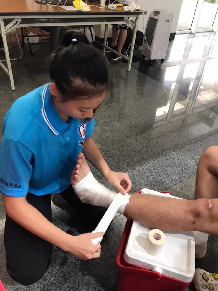 擔任防護員協助選手貼紮