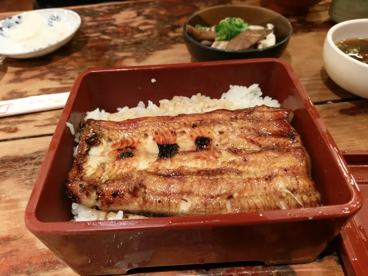 這是台北市中山區知名肥前屋餐廳的鰻魚飯!