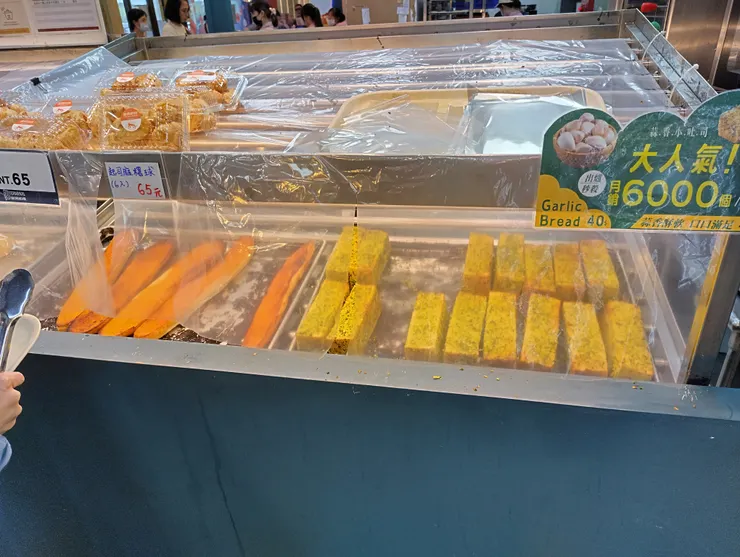 明太子麵包跟香蒜麵包看起來很可口