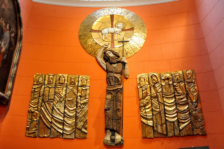 【聖若望施洗者小堂（Chapel of St. John the Baptist），「天主的羔羊」（The Lamb of God），表現施洗者聖若望（St. John the Baptist）手持十字架，正指向上方象徵基督的「天主的羔羊」（Agnus Dei）。】