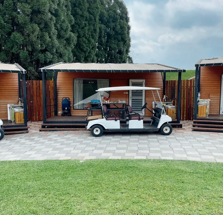 我住的是這種帳篷屋，電動車可以停在各自的門外