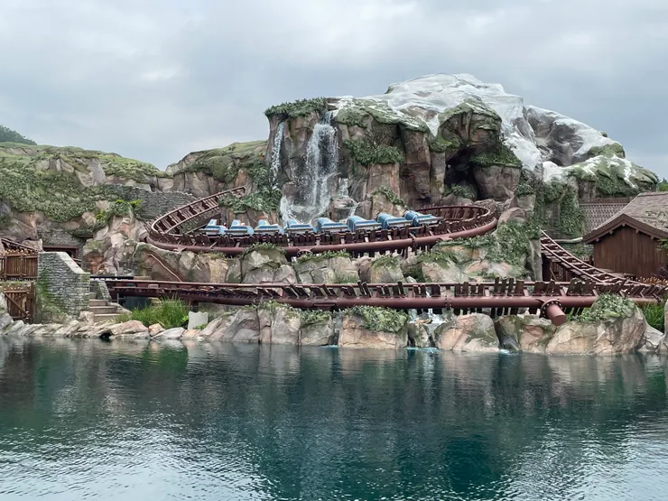 冰雪奇緣~雪嶺划雪橇，雲霄飛車的一種。