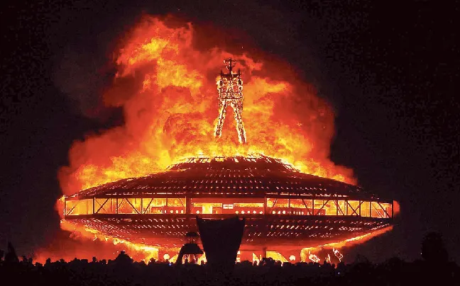 火人節最高潮的節目為焚燒巨大人形木像的儀式（圖片來源：美聯社）