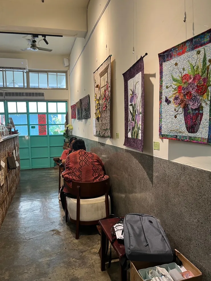 店內保留下老屋的磨石子地板與牆面，很有韻味