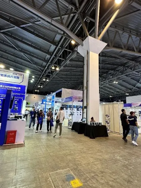 明明是一個展位的廠商，自動擴展位置到柱子的另一側