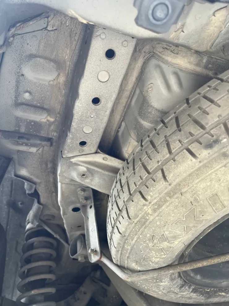 大部份休旅車底部都有預留安裝孔