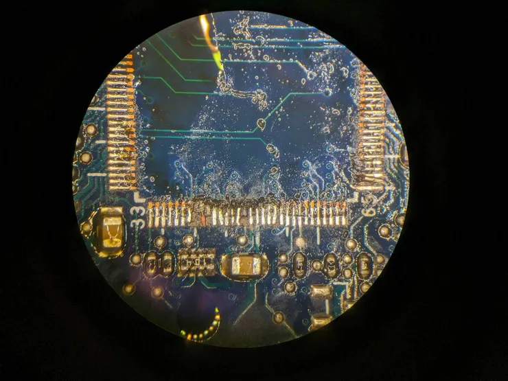 清洗完之後，看到主機板線路受損嚴重。