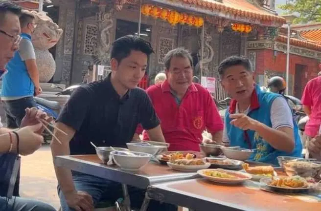 台北市長蔣萬安競選時曾因在小吃攤表情凝重遭綠營譏諷(圖源：中時)
