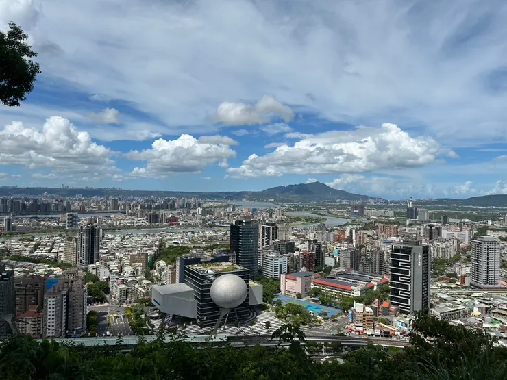 從微風平台看台北盆地，天地山林遼闊。