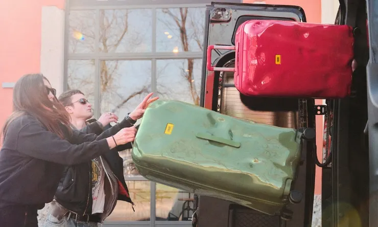 圖說：Handle without care. 解放玩心，禁止小心！CRASH BAGGAGE就是要讓每位旅人盡情享受旅行，不用再擔心行李箱的損傷。（資料來源：CRASH BAGGAGE）