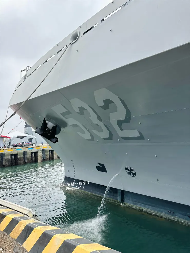 船上有冷氣及及機氣設備，從海上抽水上來使用，會再排出