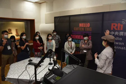 在擁有百萬錄音設備的在央廣錄音室裡