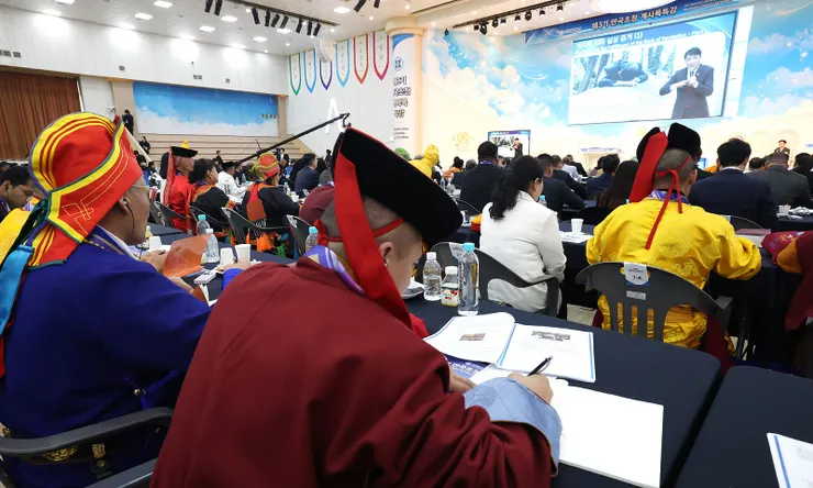 10月30日於南韓清州舉行的「第3期邀請萬國啟示錄特講」中，宗教領袖聆聽新天地耶穌教會李智研（音譯，原名：이지연）總會教育部長講解啟示錄時，認真筆記。【照片提供：新天地耶穌教會】