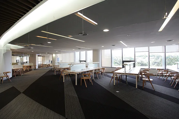 國立清華大學圖書館閱覽區(取自清大圖書館6樓照片)