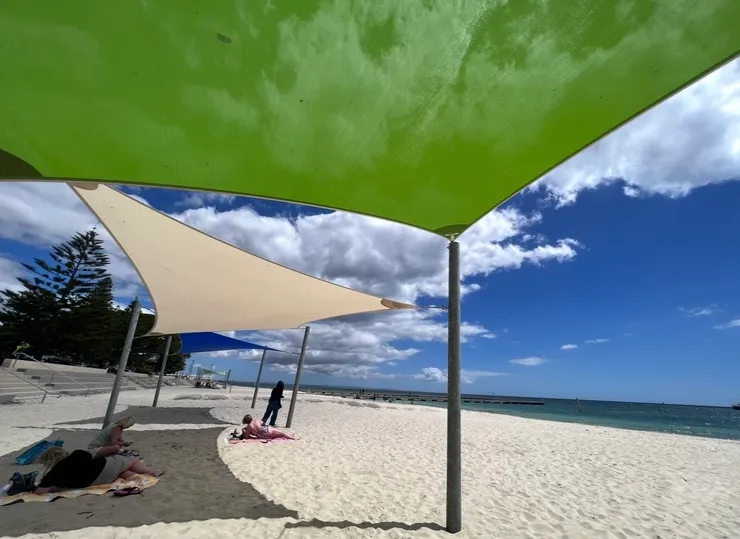 大陽傘,永遠都有做著日光浴的人