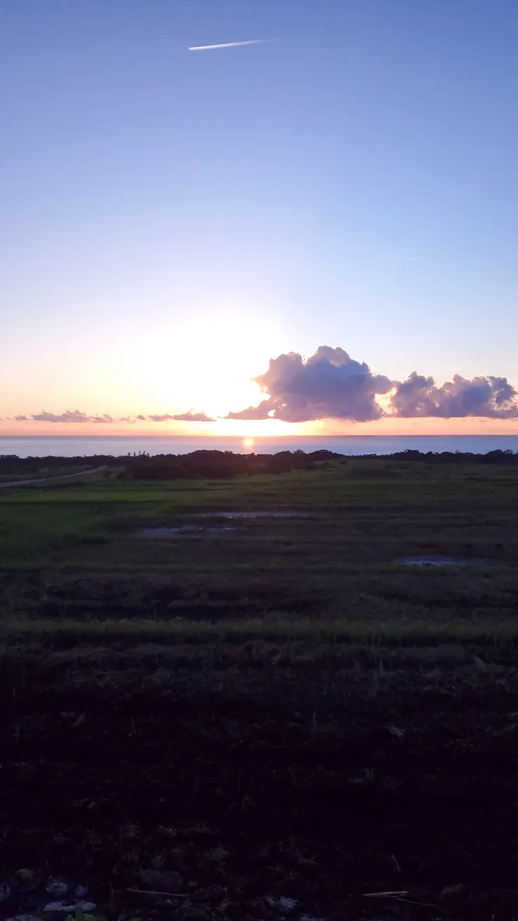 它的光芒從一邊透出時，光束亮到刺眼，燦爛無比。
