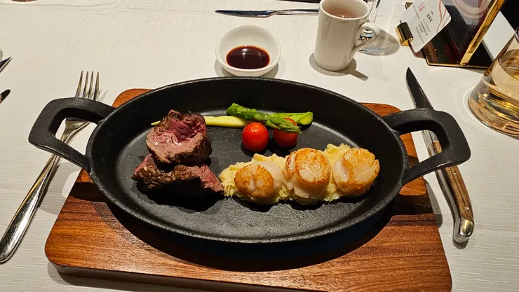 我點的主餐菲力牛排還有三顆干貝超級讚!