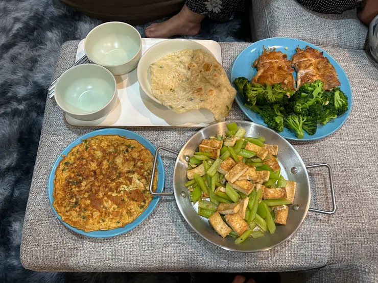 雙人晚餐〈芹菜豆腐、蔥油餅、雞肉佐花椰菜、蔥蛋〉