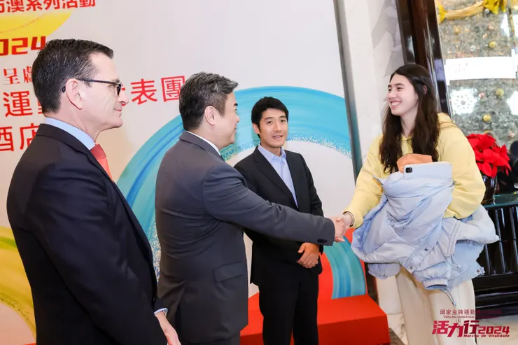 銀娛集團代表林志成歡迎(游泳)運動員(張雨霏)來澳