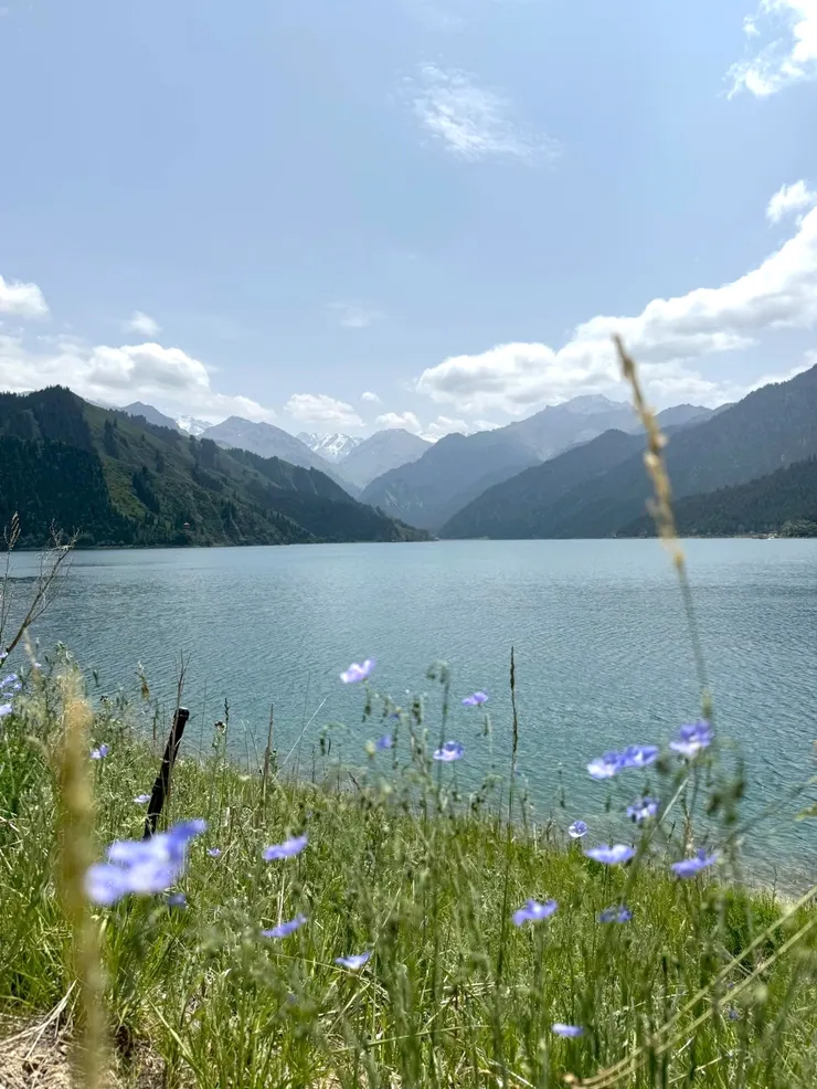 湖水來自融雪、山泉常年低水溫，因此夏季涼爽是避暑勝地