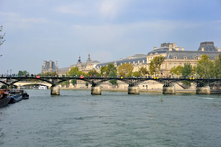 【船行河中左顧右盼指點建築橋樑！藝術橋與右岸羅浮宮建築群。】
