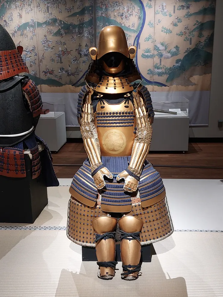 展區內日本武士的金製雕像