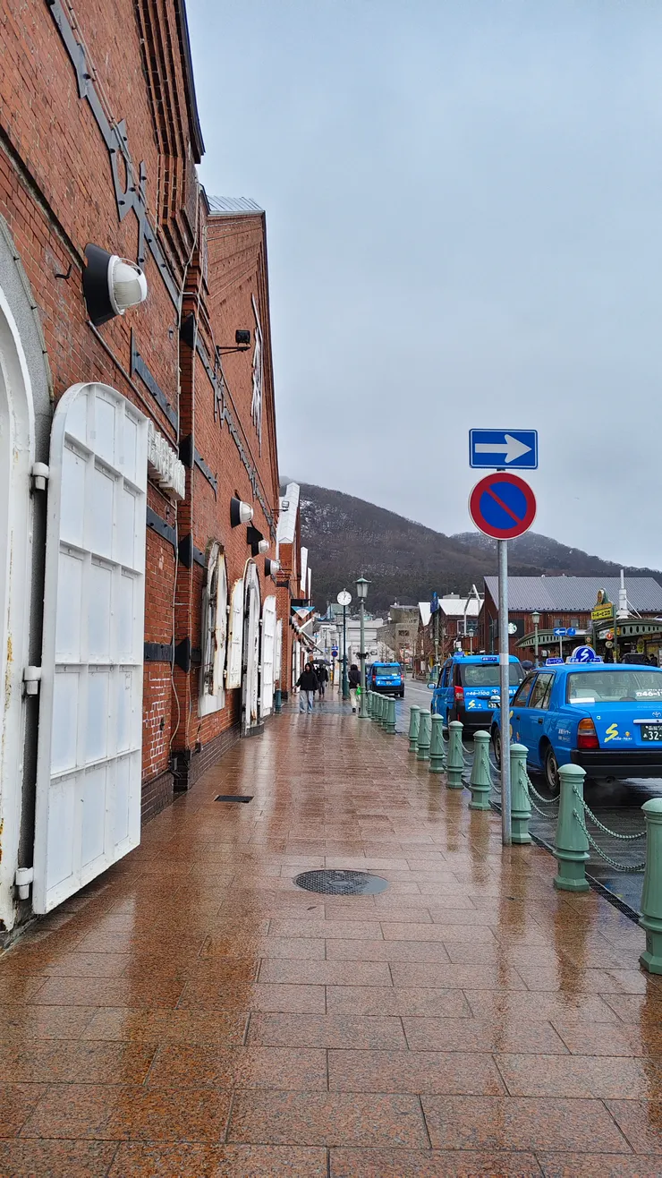 這藍色計程車甚是有趣，和紅磚形成對比