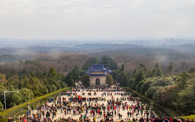 俯瞰中山陵碑亭與周圍經過造林的紫金山