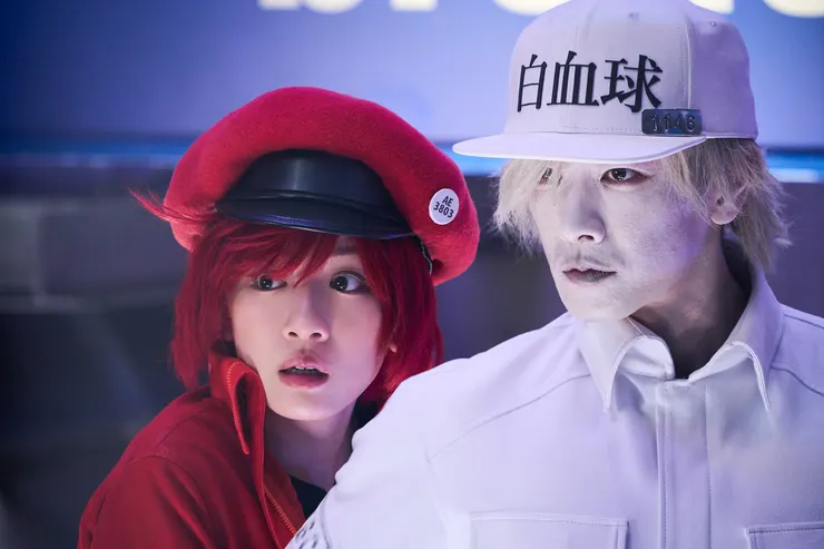 ＜工作細胞＞真人版電影之中，佐藤健飾演的白血球和免疫系統其他的細胞要對抗病菌入侵！