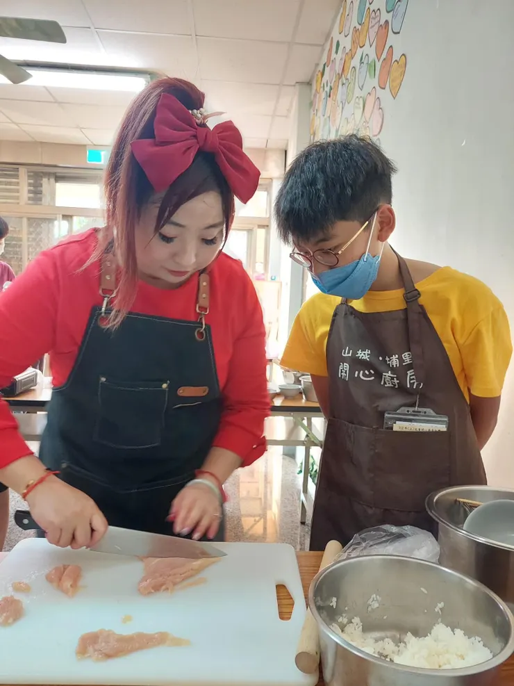 孩子們細細看著要怎麼切好雞肉