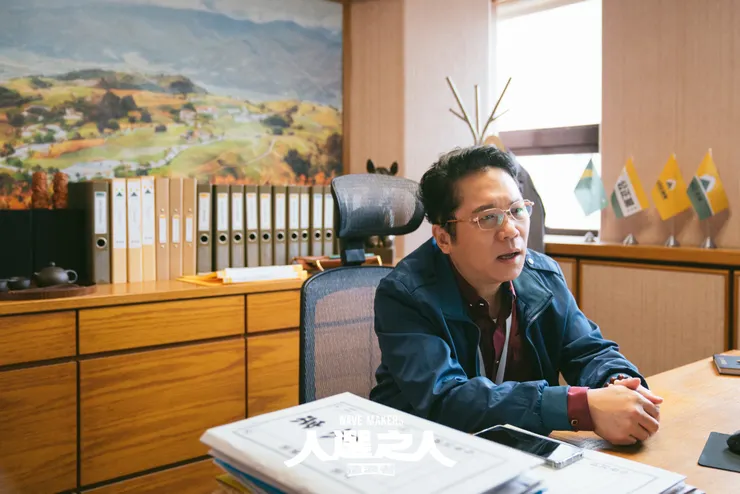 高副祕(卜學亮飾演)就是典型的職場老油條