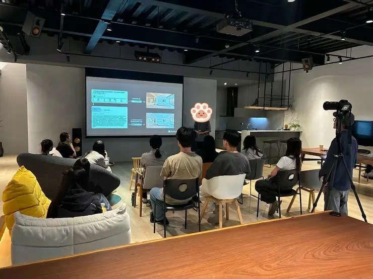 同事在事務所分享和報告產品